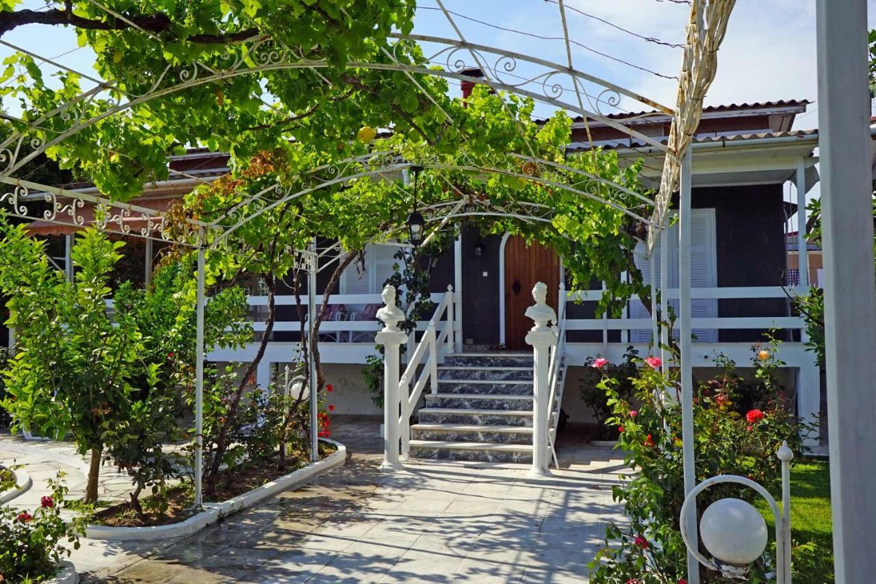 Villa Fofo - Beautiful Sea Front Villa With 650M2 Garden Nea Kallikrateia Exteriör bild