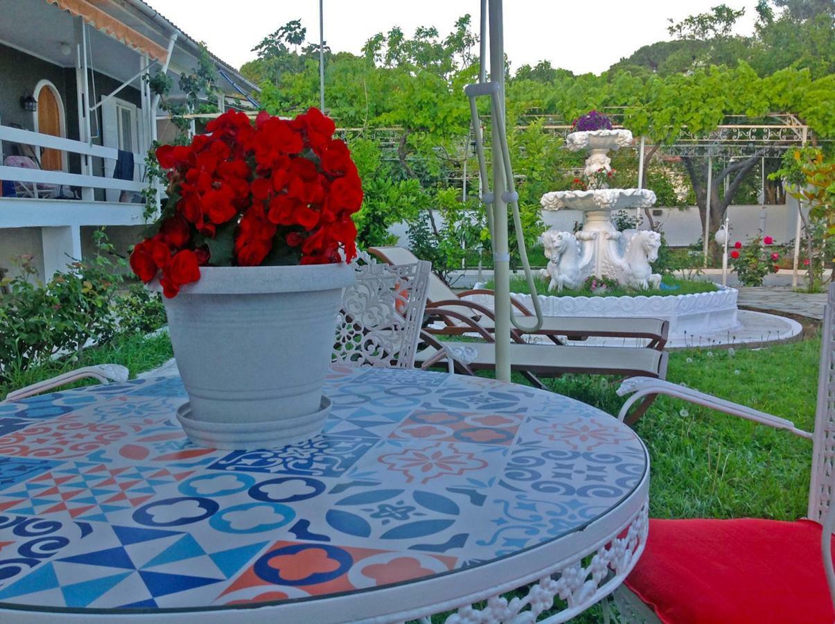 Villa Fofo - Beautiful Sea Front Villa With 650M2 Garden Nea Kallikrateia Exteriör bild