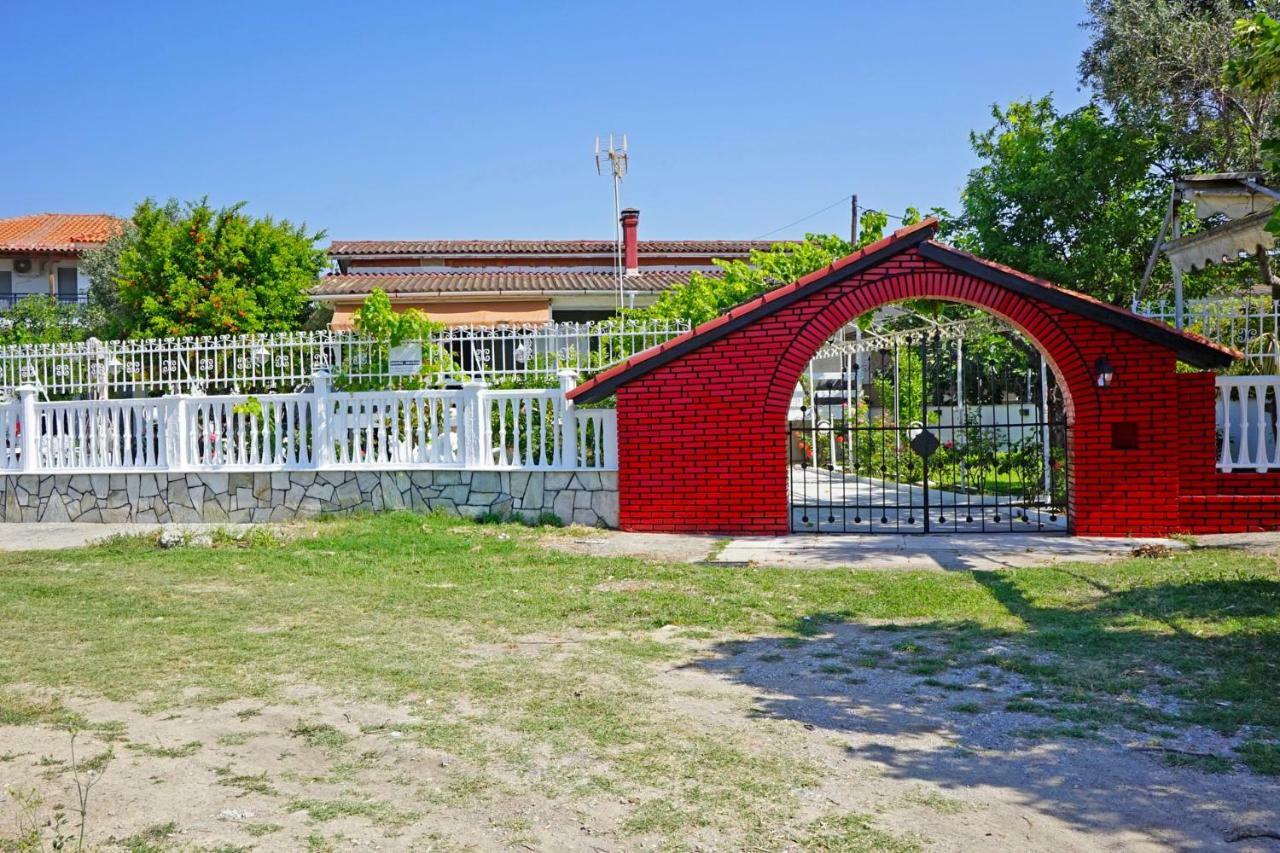 Villa Fofo - Beautiful Sea Front Villa With 650M2 Garden Nea Kallikrateia Exteriör bild