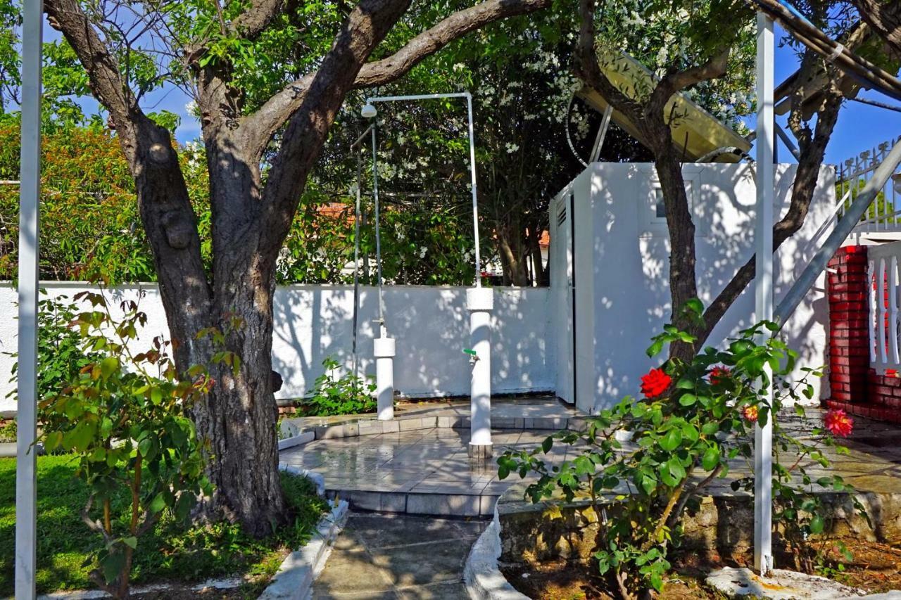 Villa Fofo - Beautiful Sea Front Villa With 650M2 Garden Nea Kallikrateia Exteriör bild