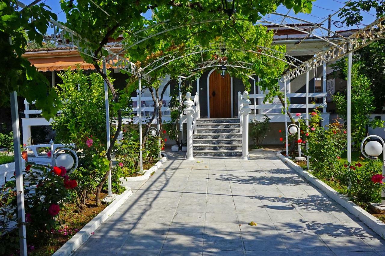 Villa Fofo - Beautiful Sea Front Villa With 650M2 Garden Nea Kallikrateia Exteriör bild